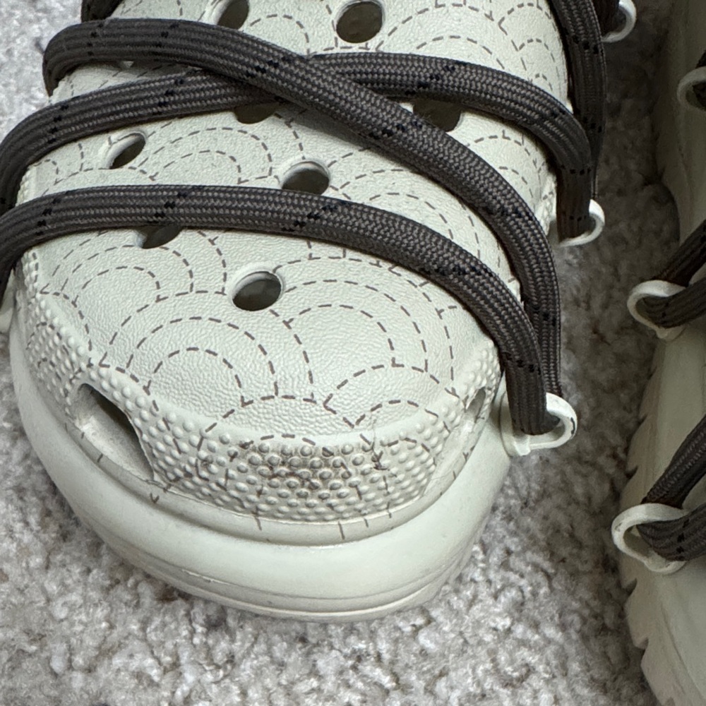 Rauw Alejandro Crocs - Picture 3 of 6